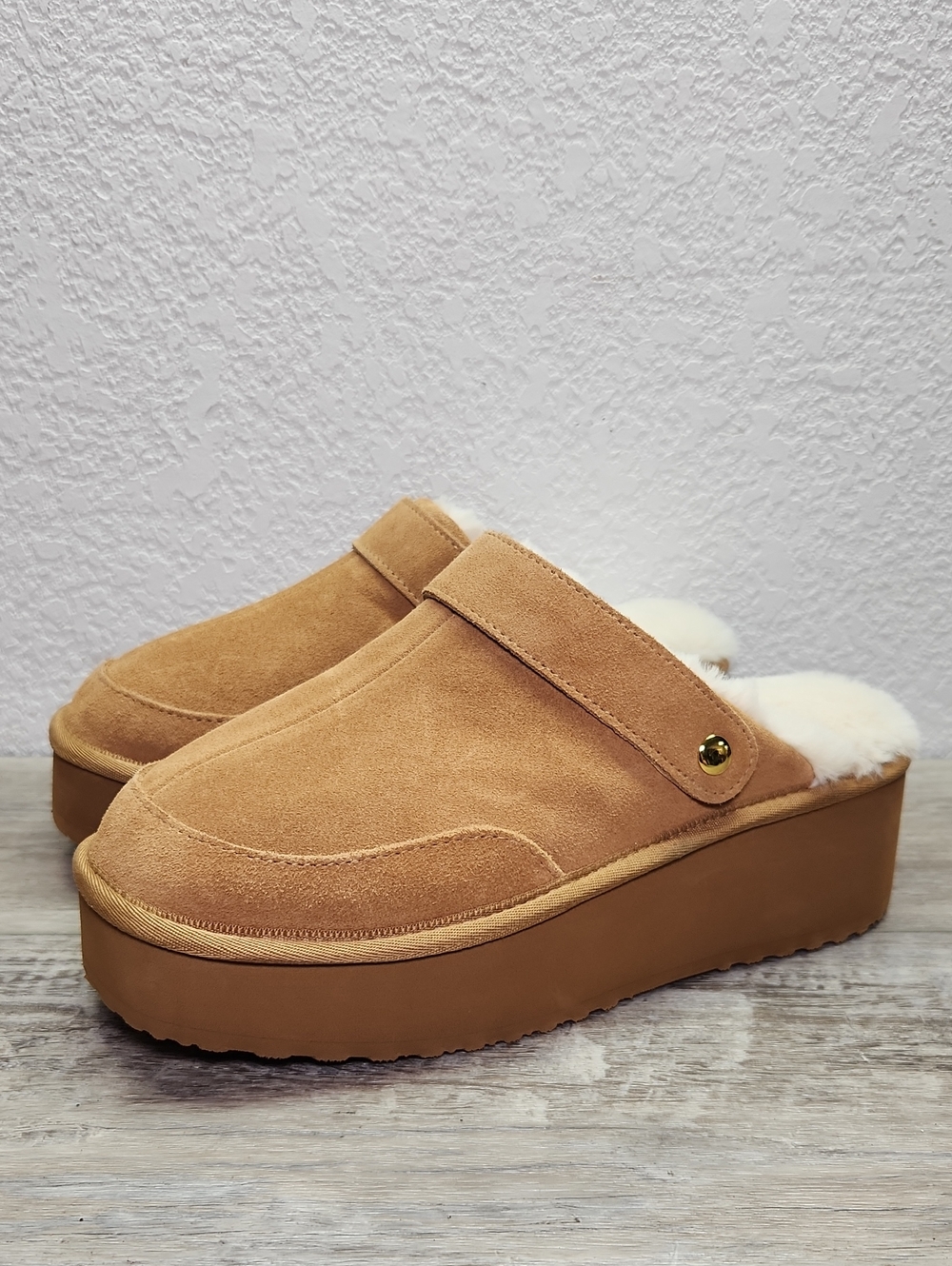 Joyspun Cozy Tan Suede Platform Mule Slippers Size 8